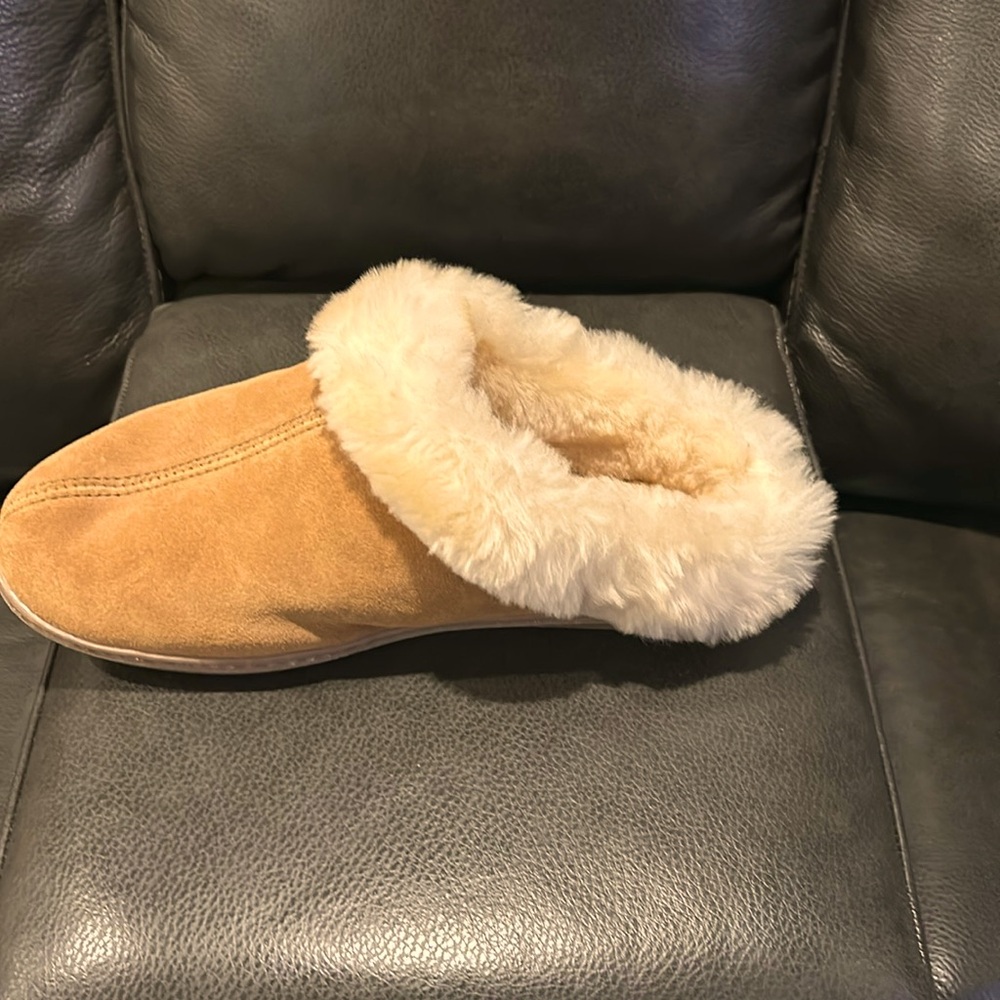 Minnetonka Sheepskin Mule Slippers - NWOT